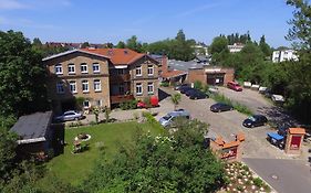 Villa Backstein Schwerin mit zentraler Lage im Grünen kostenfreien Parkplätzen und 8 E - Ladestationen